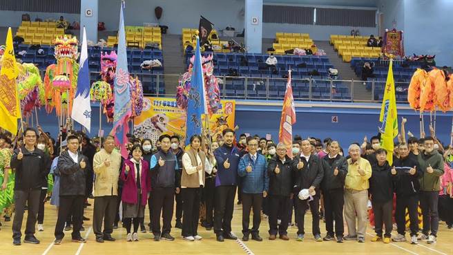 芳苑国中舞龙队参加「111学年度全国中华杯舞龙舞狮锦标赛」，再度称霸全国，勇夺5金1银的好成绩。（彰化县政府提供／吴敏菁彰化传真）
