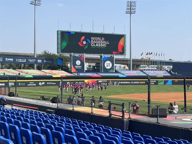 搭經典賽熱潮，台中市第五分局特別拜託台中洲際棒球場在球賽開打前，在電視牆大螢幕播放警政署長黃明昭詐騙宣導影片。（台中市第五分局提供／馮惠宜台中傳真）