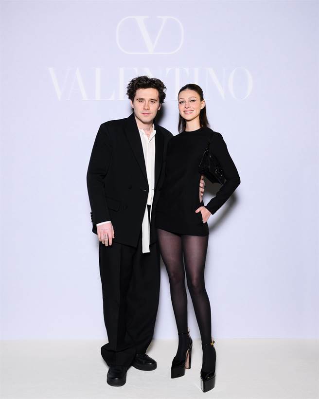 布鲁克林贝克汉与新一代贝嫂妮可拉佩兹以黑白双色现身Valentino大秀。（Valentino提供）