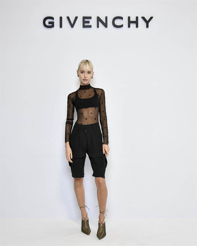 艾莉丝洛这次不走秀，下秀台以名人身份出席，妆容和造型跟在台上一样引人注目。（Givenchy提供）