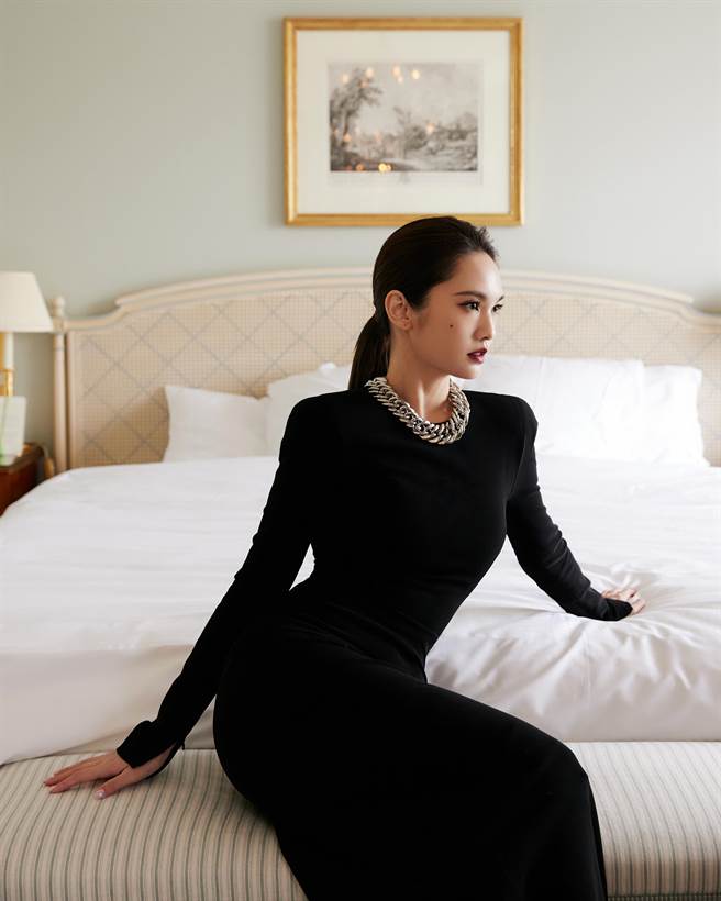 杨丞琳以黑色贴身礼服现身Balenciaga大秀。（Balenciaga提供）