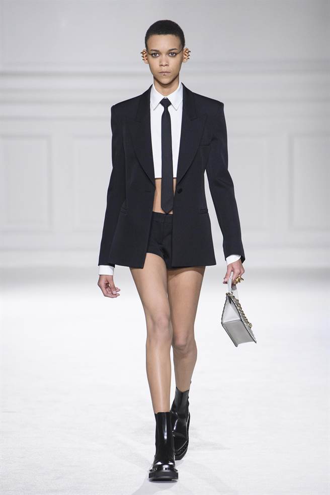 Valentino以Black Tie做为大秀主题，也真的能在不少造型上看到女性着用领带的有趣画面。（Valentino提供）