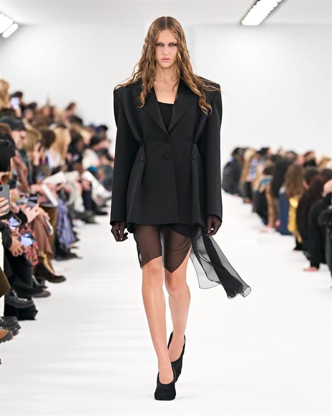 Matthew M. Williams以一贯的黑色打造他的「黑色美学帝国」。（Givenchy提供）