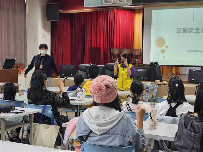 烏日警分局向孩童宣導防詐、自我保護及交通安全知識。（烏日警分局提供／潘虹恩台中傳真）