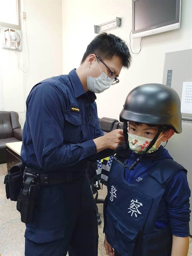 員警向孩童們解說應勤裝備功能與使用時機，小朋友穿戴裝備體驗時，萌喊「太重了！這樣怎麼抓壞人呀？」，令眾人不禁失笑。（烏日警分局提供／潘虹恩台中傳真）