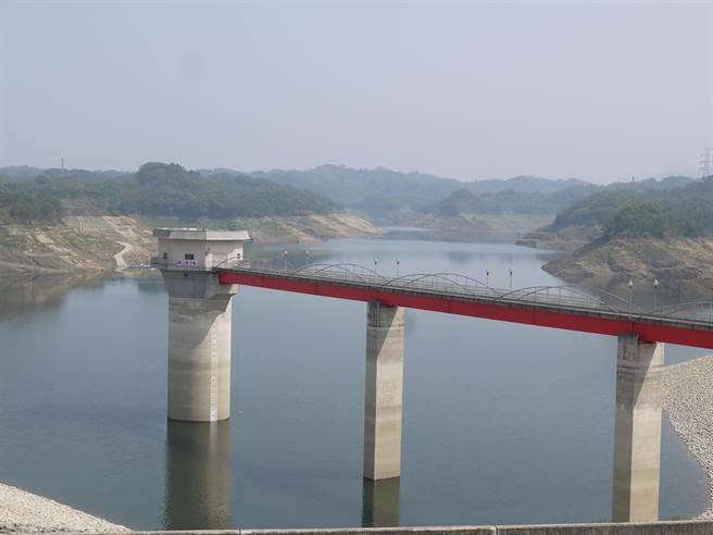 北台、竹科目前供水雖然都仍正常，但面對南台的旱情進逼，竹科已超前部署要用水大戶先行自主節水5％。圖為過去寶二水庫水位大為下降的旱象。（本報資料照片）