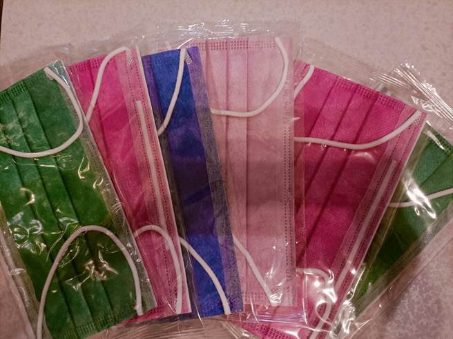 校园口罩解禁首日，台中市约8至9成的师生在教室仍自主佩戴口罩。（陈淑娥摄）