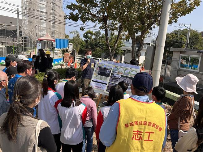 嘉义市宣信国小小朋友及社区民眾参加道爷圳糯米桥改善工程说明会 。（嘉义市政府提供／廖素慧嘉市传真）