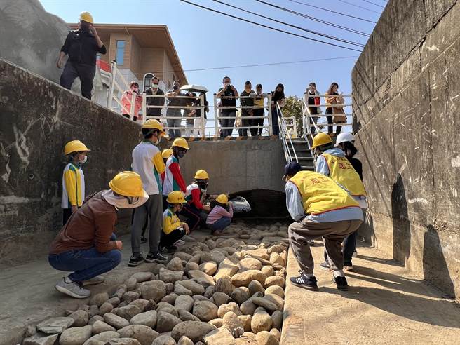 嘉义市民眾参观「道爷圳糯米桥上游排水改善工程」施工工区。（嘉义市政府提供／廖素慧嘉市传真）