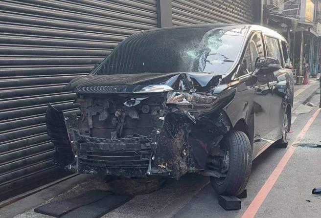 中和區中正路有人持棍棒毀損停放路邊之無牌事故車輛。（簡銘柱翻攝）