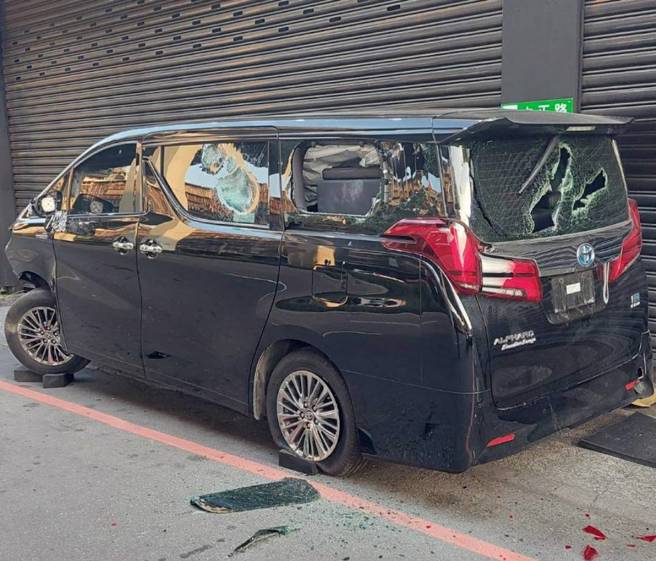 中和區中正路有人持棍棒毀損停放路邊之無牌事故車輛。（簡銘柱翻攝）