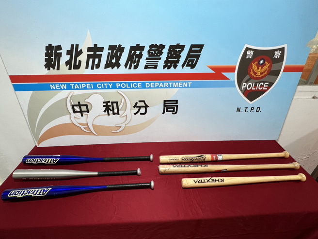 警方查扣球棒。（簡銘柱翻攝）