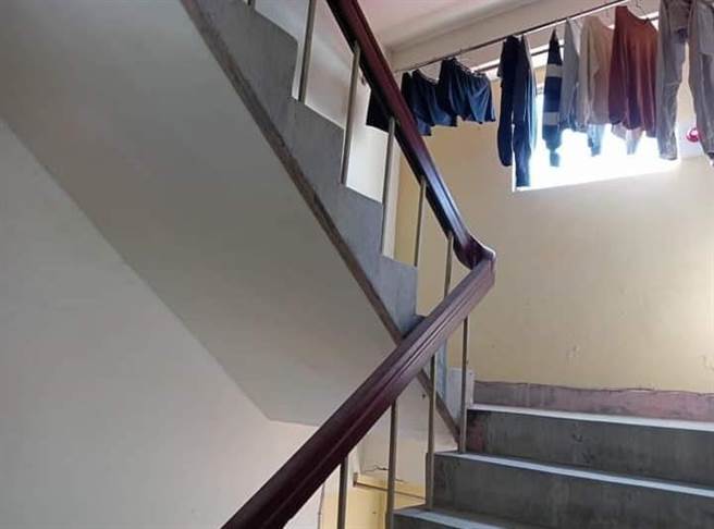 高雄市盐埕区某7层电梯大楼，将一间房隔成9间套房出租，让住户在每层楼梯间晾衣服。（取自爆料公社脸书／袁庭尧高雄传真）