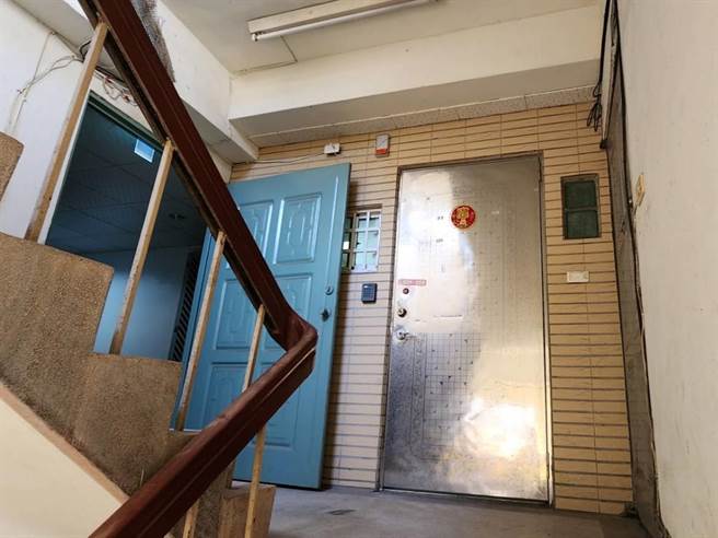 房东私自加装铁门（右侧），高市工务局认定已违法，限期7日内改善，否则将依建筑法处6万元以上、30万元以下罚锾。（高市工务局提供／袁庭尧高雄传真）