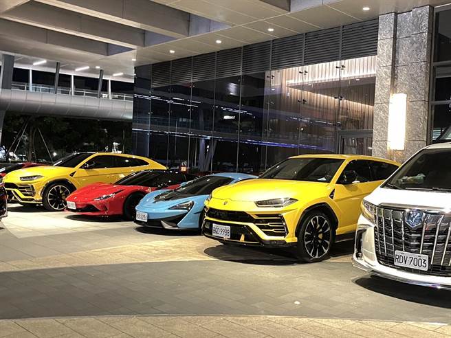 现场一辆辆豪车。（民眾提供）