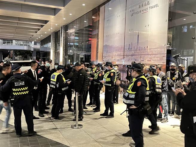警方大阵仗在酒店外搜证盘查。（民眾提供）