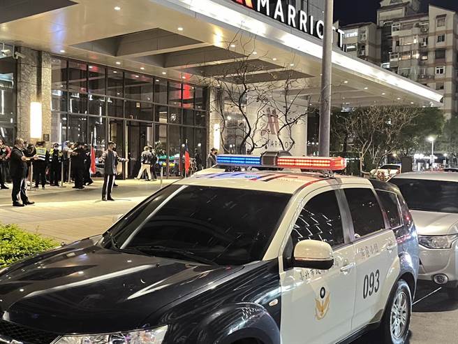 警方大阵仗在酒店外搜证盘查。（民眾提供）