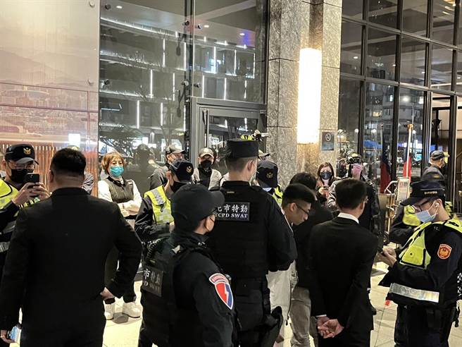 警方大阵仗在酒店外搜证盘查。（民眾提供）