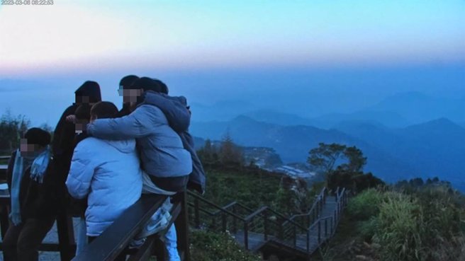 观光局阿里山国家风景区管理处架设在二延平步道的即时影像摄影机，今凌晨6点遭人「徒手二次转动」恶意移动镜头，阿里山管理处已报警将究责。（阿里山管理处提供／吕妍庭嘉义传真）