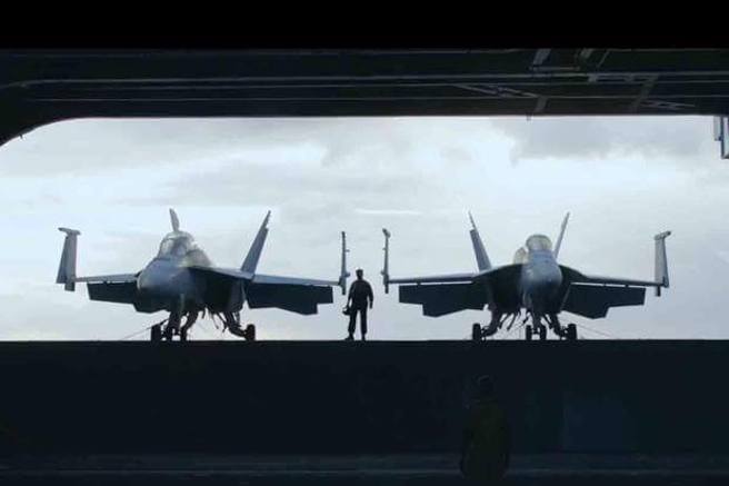 在1986年的《捍卫战士》获得巨大成功后，美国海军对汤姆克鲁斯可谓是礼遇有加。(图/派拉蒙影业) 