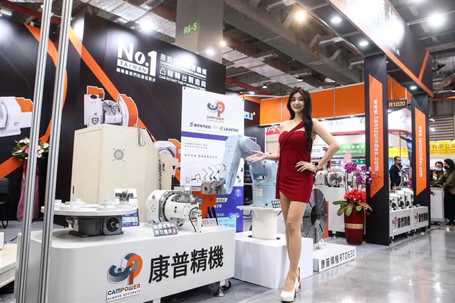 全球疫情陆续解封，于6日登场的台北国际工具机展，是疫情缓和之后，台湾第一个有国外买主来台参观的指标性展览，可望大幅提升各国买主将旧有设备汰旧换新的意愿，为台湾工具机产业带来庞大商机。图为康普精机展出的高精度滚齿凸轮五轴分度盘。（邓博仁摄）
