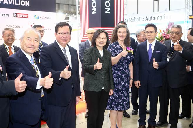 全球疫情陆续解封，于6日登场的台北国际工具机展，是疫情缓和之后，台湾第一个有国外买主来台参观的指标性展览。蔡英文总统（中）、行政院副院长郑文灿（左2）、美国在台协会处长孙晓雅（右3）、等人与主办单位外贸协会董事长黄志芳（右2）及机械公会理事长魏灿文（右1）一同为TIMTOS揭幕。（邓博仁摄）