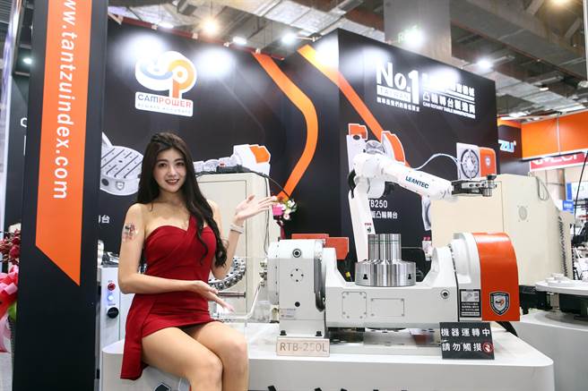 全球疫情陆续解封，于6日登场的台北国际工具机展，是疫情缓和之后，台湾第一个有国外买主来台参观的指标性展览，可望大幅提升各国买主将旧有设备汰旧换新的意愿，为台湾工具机产业带来庞大商机。图为康普精机展出的高精度滚齿凸轮五轴分度盘。（邓博仁摄）