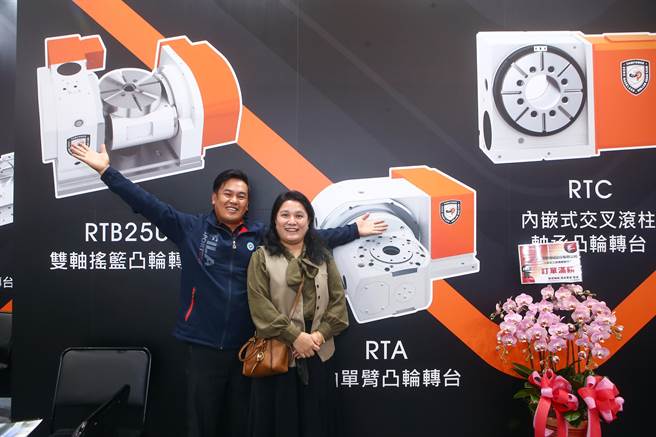 全球疫情陆续解封，于6日登场的台北国际工具机展，是疫情缓和之后，台湾第一个有国外买主来台参观的指标性展览，可望大幅提升各国买主将旧有设备汰旧换新的意愿，为台湾工具机产业带来庞大商机。图为康普精机展出的高精度滚齿凸轮五轴分度盘。（邓博仁摄）