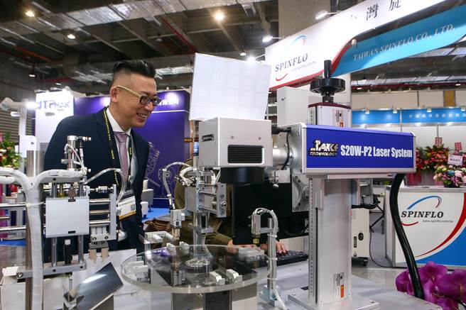 全球疫情陆续解封，于6日登场的台北国际工具机展，是疫情缓和之后，台湾第一个有国外买主来台参观的指标性展览，可望大幅提升各国买主将旧有设备汰旧换新的意愿，为台湾工具机产业带来庞大商机。图为康普精机展出的高精度滚齿凸轮五轴分度盘。（邓博仁摄）