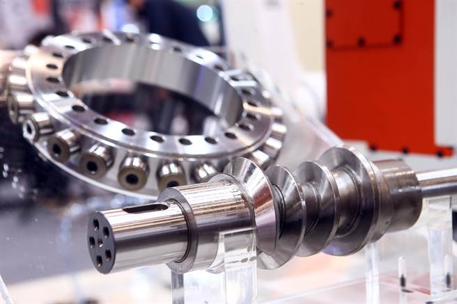 全球疫情陆续解封，于6日登场的台北国际工具机展，是疫情缓和之后，台湾第一个有国外买主来台参观的指标性展览，可望大幅提升各国买主将旧有设备汰旧换新的意愿，为台湾工具机产业带来庞大商机。图为康普精机展出的高精度滚齿凸轮五轴分度盘。（邓博仁摄）