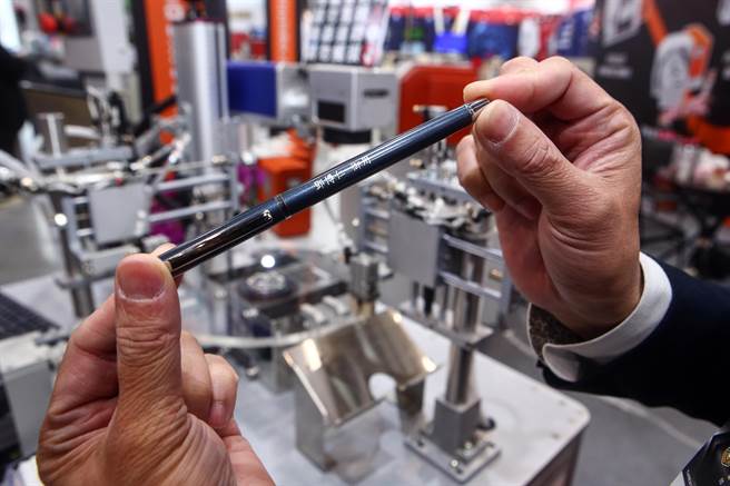 全球疫情陆续解封，于6日登场的台北国际工具机展，是疫情缓和之后，台湾第一个有国外买主来台参观的指标性展览，可望大幅提升各国买主将旧有设备汰旧换新的意愿，为台湾工具机产业带来庞大商机。图为潭子精密凸轮分割器在自动化设备上的实际运用，可于短时间刻出自己想要的文字于笔上。（邓博仁摄）