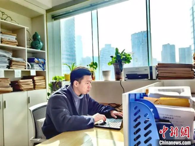 工作中的「90后」台湾青年吴攸。（中新网）