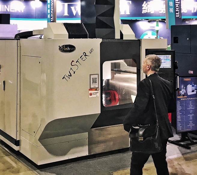 全球疫情陆续解封，于6日登场的台北国际工具机展，是疫情缓和之后，台湾第一个有国外买主来台参观的指标性展览。图为绮发机械吸引许多国内外的买主参观。（邓博仁摄）