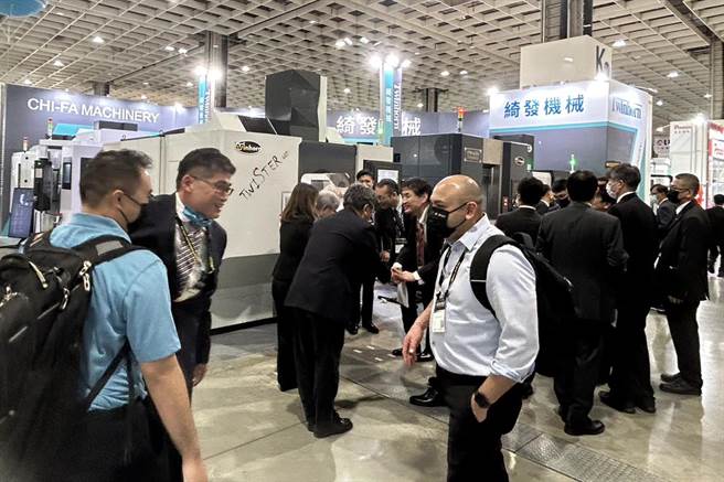 全球疫情陆续解封，于6日登场的台北国际工具机展，是疫情缓和之后，台湾第一个有国外买主来台参观的指标性展览。图为绮发机械吸引许多国内外的买主参观。（邓博仁摄）