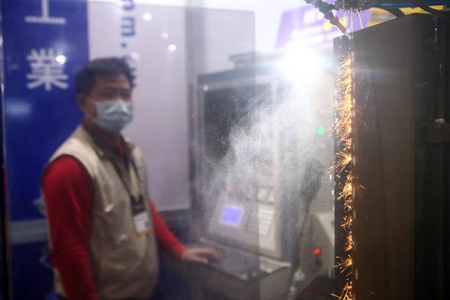 全球疫情陆续解封，于6日登场的台北国际工具机展，是疫情缓和之后，台湾第一个有国外买主来台参观的指标性展览，可望大幅提升各国买主将旧有设备汰旧换新的意愿，为台湾工具机产业带来庞大商机。图为精密切割技术。（邓博仁摄）