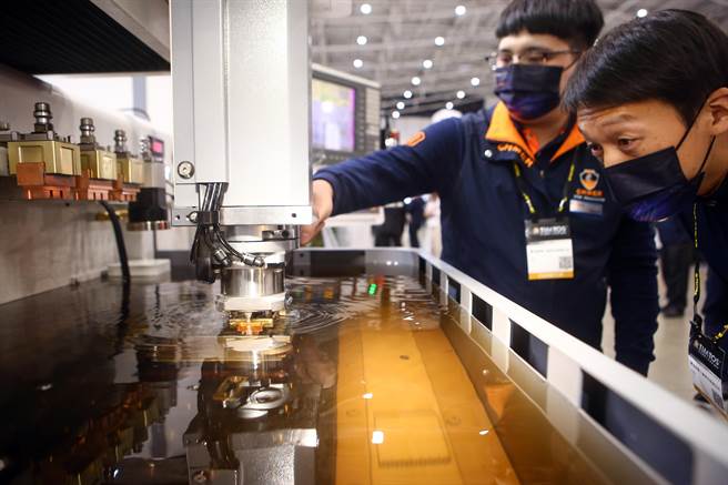全球疫情陆续解封，于6日登场的台北国际工具机展，是疫情缓和之后，台湾第一个有国外买主来台参观的指标性展览，可望大幅提升各国买主将旧有设备汰旧换新的意愿，为台湾工具机产业带来庞大商机。图为导电切割技术。（邓博仁摄）