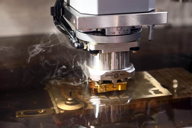 全球疫情陆续解封，于6日登场的台北国际工具机展，是疫情缓和之后，台湾第一个有国外买主来台参观的指标性展览，可望大幅提升各国买主将旧有设备汰旧换新的意愿，为台湾工具机产业带来庞大商机。图为导电切割技术。（邓博仁摄）