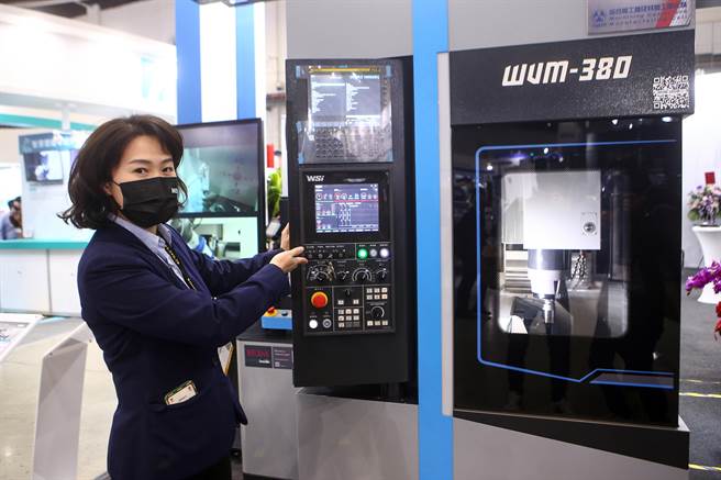 全球疫情陆续解封，于6日登场的台北国际工具机展，是疫情缓和之后，台湾第一个有国外买主来台参观的指标性展览，可望大幅提升各国买主将旧有设备汰旧换新的意愿，为台湾工具机产业带来庞大商机。（邓博仁摄）