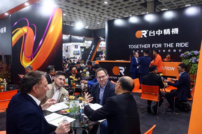 TIMTOS为全球机械产业人士不可缺席的指标大展，疫后盛大回归，备受业界瞩目，开展第一天即吸引许多过内外买主参观。（邓博仁摄）