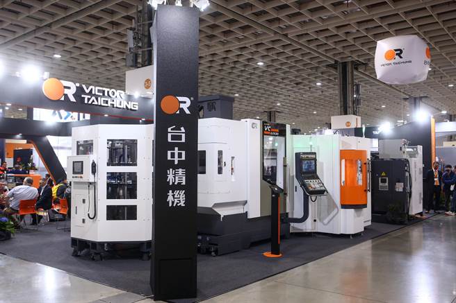 TIMTOS为全球机械产业人士不可缺席的指标大展，疫后盛大回归，备受业界瞩目，开展第一天即吸引许多过内外买主参观。图为台中精机展场。（邓博仁摄）