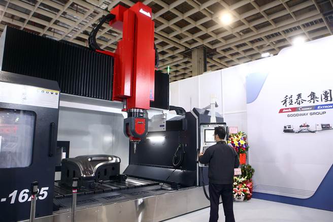 TIMTOS为全球机械产业人士不可缺席的指标大展，疫后盛大回归，备受业界瞩目，开展第一天即吸引许多过内外买主参观。图为程泰集团展场。（邓博仁摄）