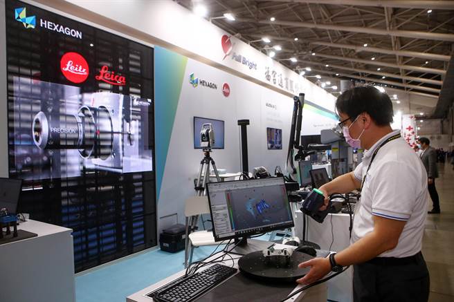 TIMTOS为全球机械产业人士不可缺席的指标大展，疫后盛大回归，备受业界瞩目，开展第一天即吸引许多过内外买主参观。图为Lica展示雷射扫描绘图技术。（邓博仁摄）