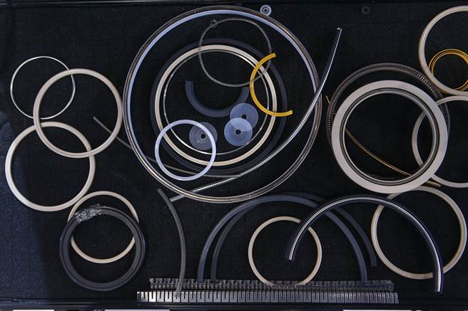 全球疫情陆续解封，于6日登场的台北国际工具机展，是疫情缓和之后，台湾第一个有国外买主来台参观的指标性展览，可望大幅提升各国买主将旧有设备汰旧换新的意愿，为台湾工具机产业带来庞大商机。图为HiperLip 翻唇式旋转密封环。（邓博仁摄）