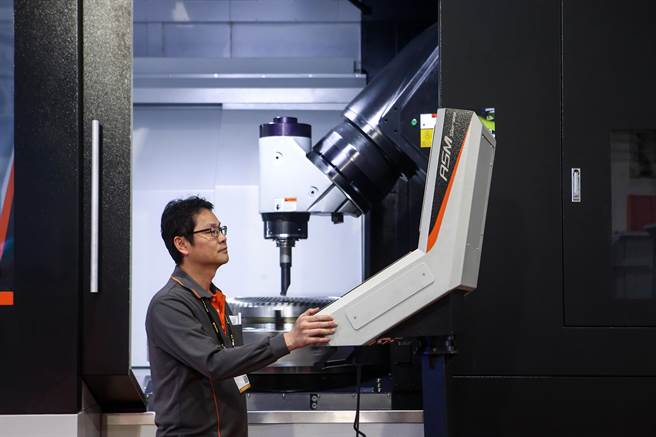 全球疫情陆续解封，于6日登场的台北国际工具机展，是疫情缓和之后，台湾第一个有国外买主来台参观的指标性展览，可望大幅提升各国买主将旧有设备汰旧换新的意愿，为台湾工具机产业带来庞大商机。图为单站加工系统，可一台机器抵过4台。（邓博仁摄）