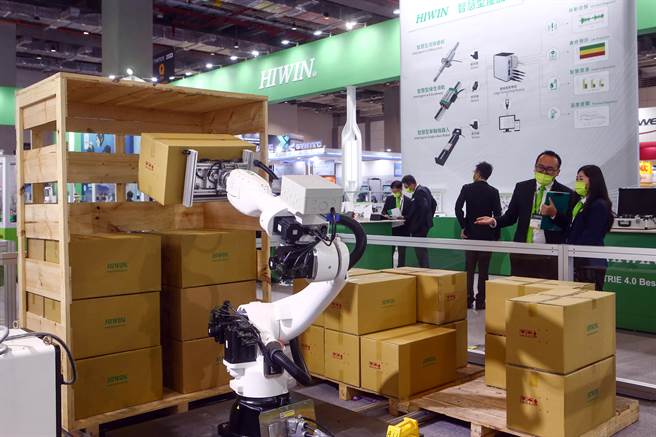 全球疫情陆续解封，于6日登场的台北国际工具机展，是疫情缓和之后，台湾第一个有国外买主来台参观的指标性展览。图为上银科技展示包裹物流系统，可承载超过30公斤重的包裹。（邓博仁摄）