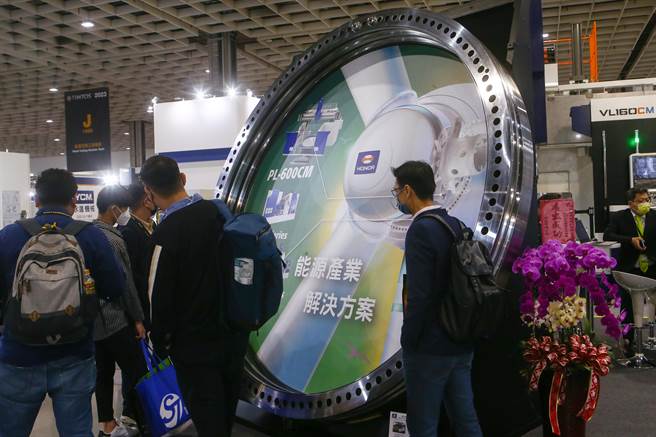全球疫情陆续解封，于6日登场的台北国际工具机展，是疫情缓和之后，台湾第一个有国外买主来台参观的指标性展览。图为风电技术展示。（邓博仁摄）