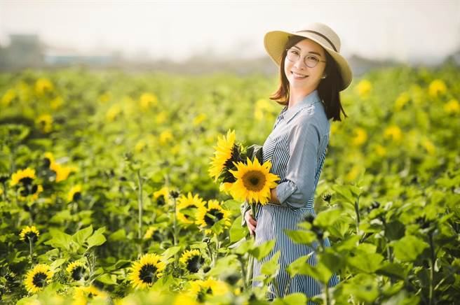 鹿草乡长严佩瑜化身向日葵代言人，欢迎民眾假日扶老携幼来赏花，打卡、拍网美照。（严佩瑜提供∕吕妍庭嘉义传真）