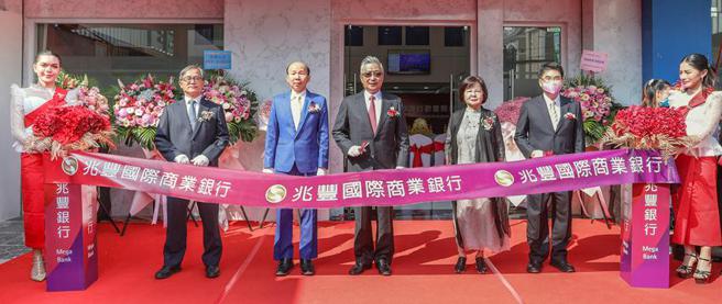 兆丰银行于柬埔寨的第6个据点「大金欧支行」于6日开业，兆丰银行董事长张兆顺(中)亲赴柬国主持开幕典礼，兆丰金边分行经理徐俊宏(左一)、公爵李坤泰(左二)、柬埔寨台商协会会长张南苹(右二)、大金欧支行经理李伟业(右一)一同参与剪彩仪式。（图／兆丰银行提供） 