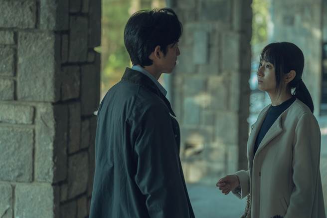 柯佳嬿对戏饰演检察官的吴慷仁。（Netflix提供）