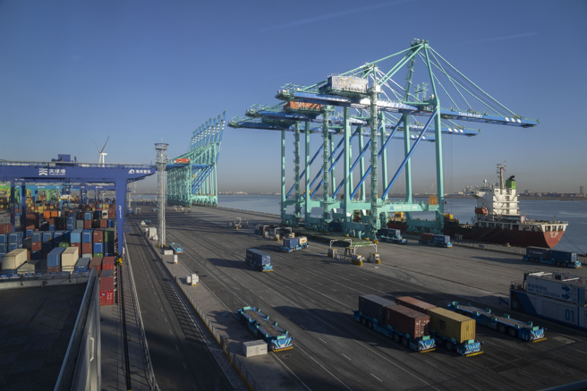 美国五角大厦担心在美国各港口运营与军方使用的大型起重机，有可能是北京用来进行间谍工作的工具。图为天津港的中国制造大型起重机。（图／美联社）